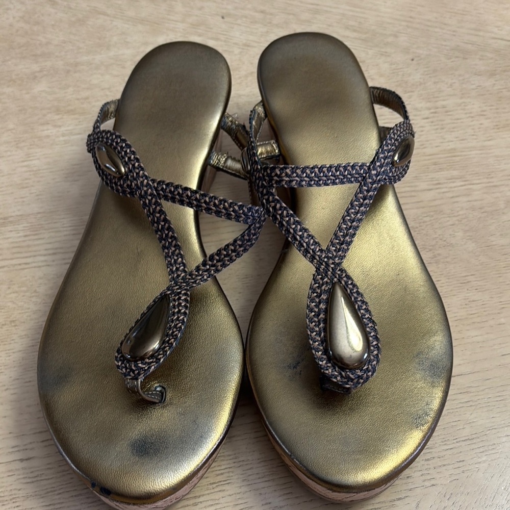 Elegant Gold Women's Sandals
ERIC JAVITZ  SIZE 9.5 M